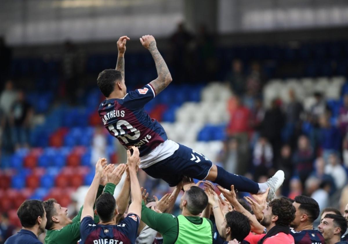 La plantilla armera manteó a Pereira tras el partido.