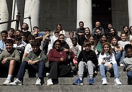 Los escolares posan con los responsables municipales tras el Pleno de la Agenda 2030 Escolar.