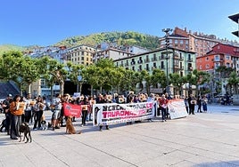 Protesta en Unzaga contra la cesión de un local a la Peña Taurina.