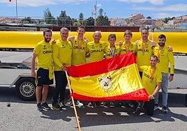 Arraunlariak eta Iker Zabala entrenatzailea, txapelketa irabazi ostean.