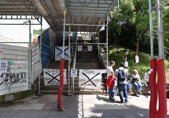 Pancartas con la protesta vecinal por la eliminación de las escaleras que comunican la avenida de Navarra con Manteo.
