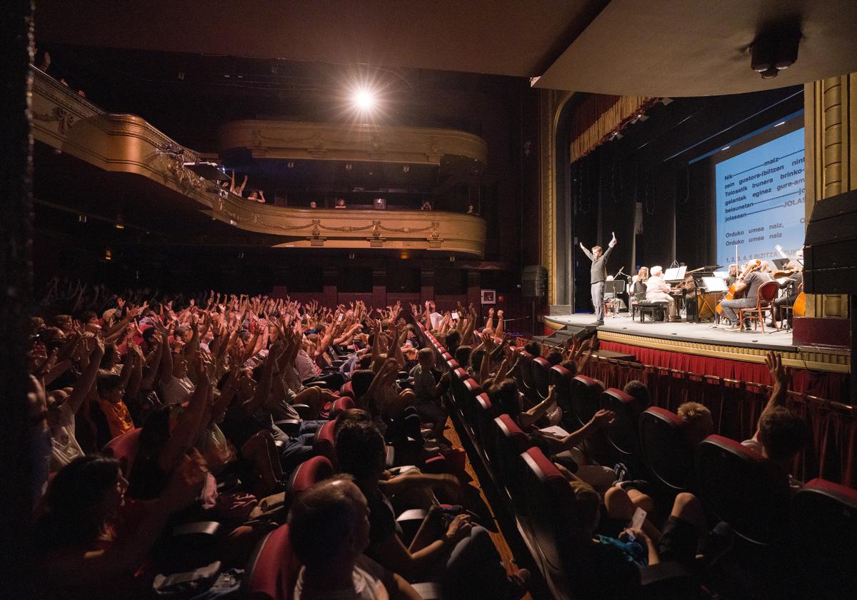 Un momento de la primera edición de Brain and Music, con Xabier LIzaso junto a alumnos de Musika Eskola.