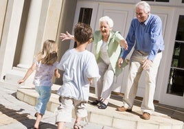 Las tres frases que los abuelos «no deberían decirle a sus nietos», según los expertos