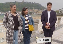 Xuso Jones junto a las donostiarras Sara y Maider grabando el programa 'Lo sabe, no lo sabe' en San San Sebastián
