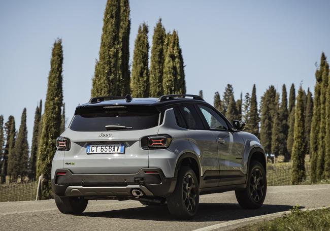 El Jeep Avenger supone la democratización de la electrificación al poder optar por un coche híbrido ligero pero con tracción 4x4. Lo mejor de dos mundos