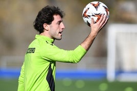 Odriozola juguetea con un balón durante un entrenamiento celebrado en Zubieta