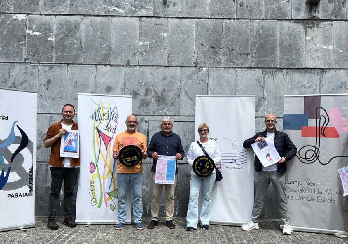 Autoridades y organizadores durante la presentación de la XVI edición de Musikaz Blai en la plaza Gernika.