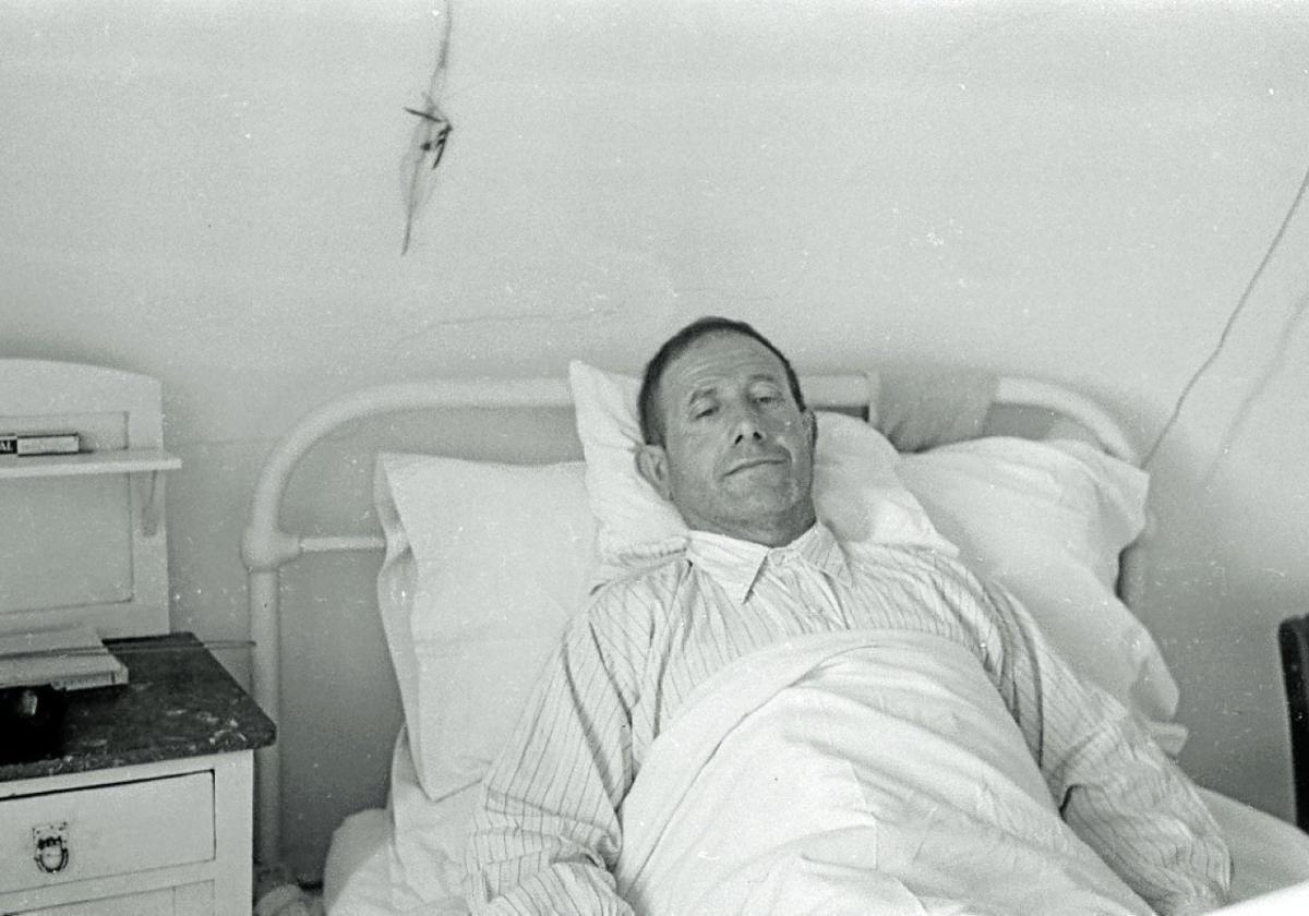 Un enfermo convaleciente en la clínica San Ignacio, en los años 40.