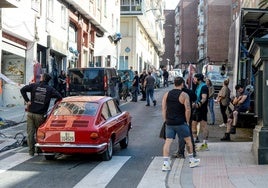 Coches de época en la calle Luis Luciano Bonaparte, cortada al tráfico por el rodaje.