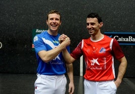 Artola y Altuna III, en la elección de material para la final ayer en el Bizkaia de Bilbao.