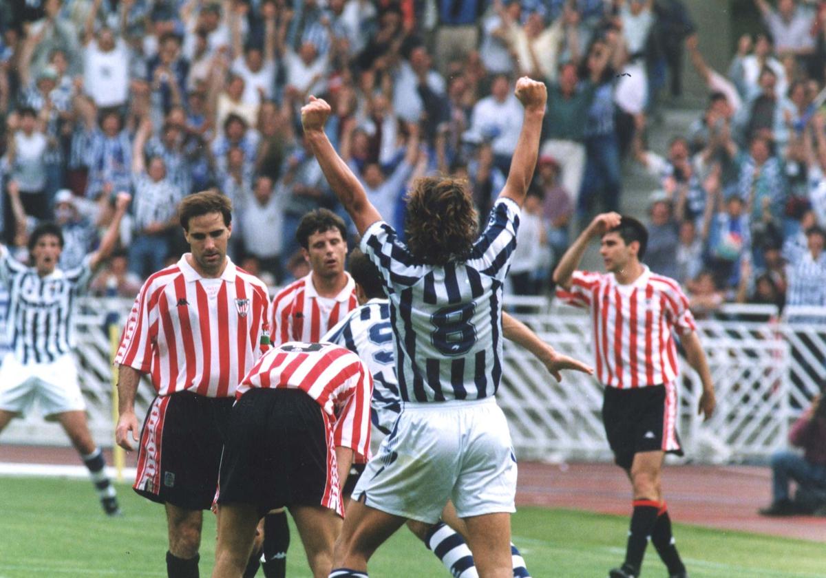 Idiakez, Kodro y Aranzabal celebran uno de los goles del bosnio.