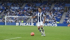 Martin Zubimendi conduce el balón durante el partido ante el Girona en Anoeta