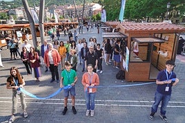 Azokako irekiera ofiziala, azoka laguntzen duten euskal zientzia- eta teknologia-sareko eragileekin eta ekimenaren babesleekin.