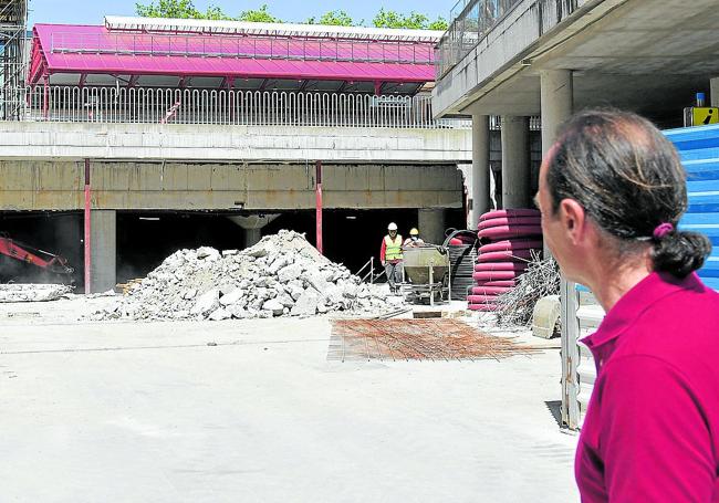 Paso cortado por obras donde hasta febrero se ubicaba el apeadero provisional, en el lado de Egia.