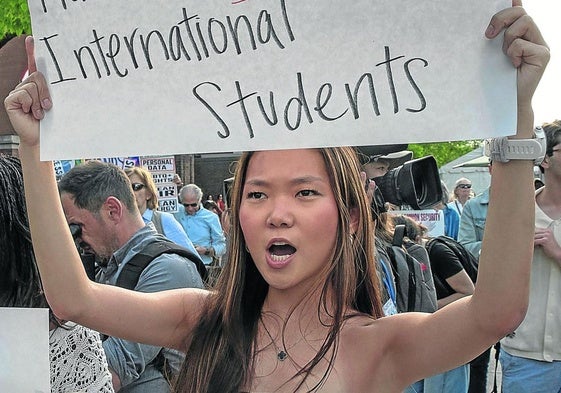 Una joven se manifiesta y reivindica el derecho de Harvard a contar con alumnos extranjeros.