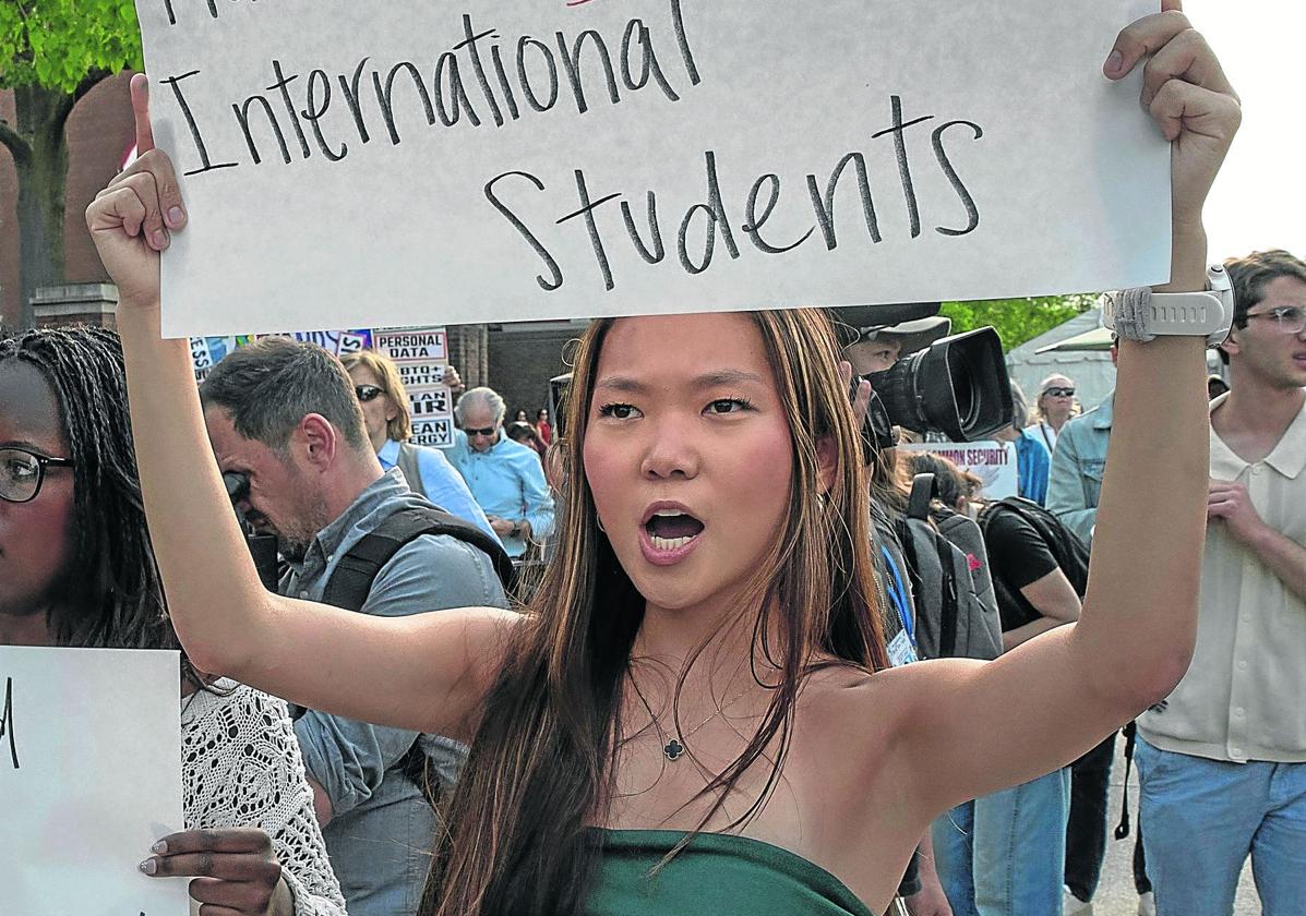 Una joven se manifiesta y reivindica el derecho de Harvard a contar con alumnos extranjeros.