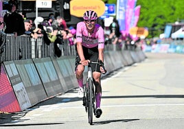 Del Toro llega solo a la meta de San Valentino, donde conservó la maglia rosa por 26 segundos.