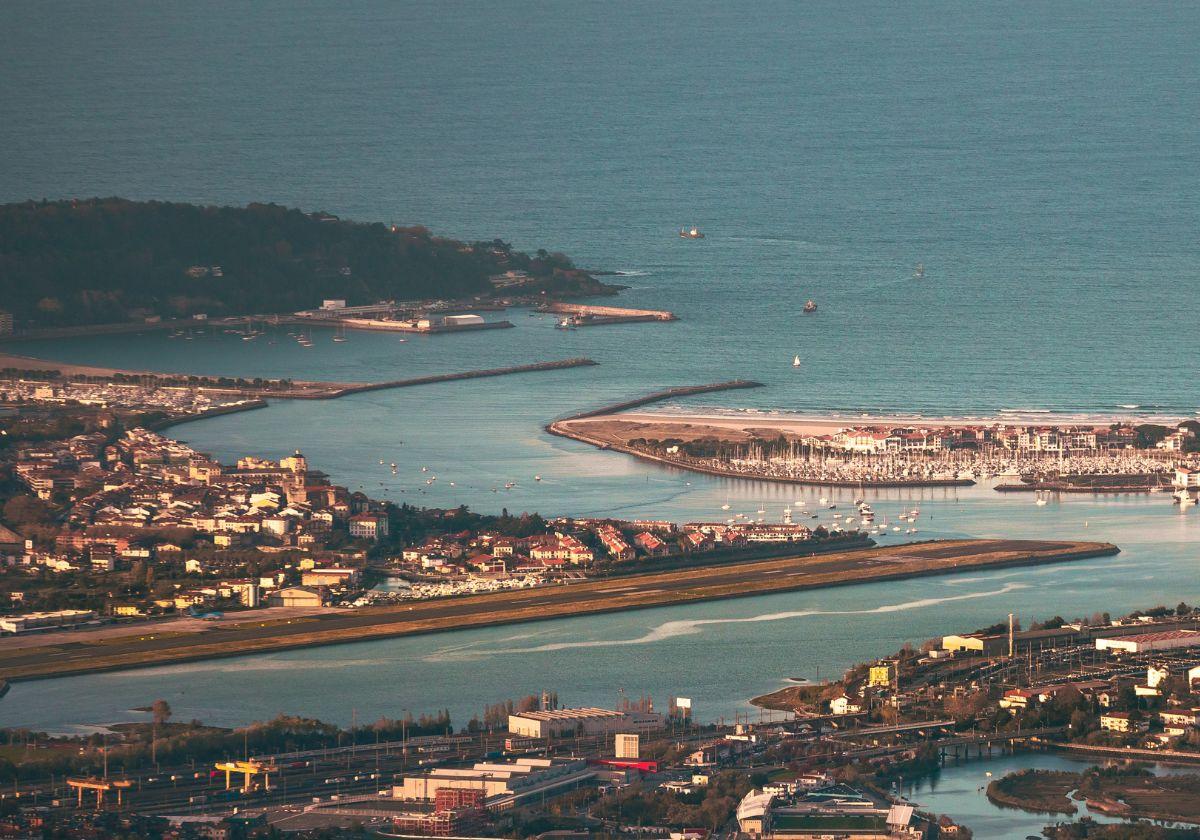 San Sebastián, el aeropuerto dónde solo pueden aterrizar los comandantes «y con una gran coordinación»