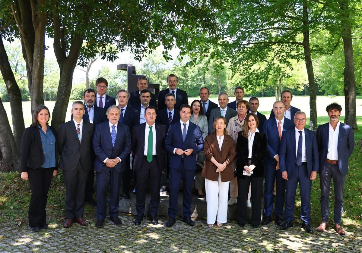 Imanol Pradales e Eider Mendoza junto a representante políticos e institucionales en la celebración de la asamblea de Aefame en Chillida Leku