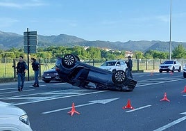 Imagen del vehiculo volcado en mitad de la N-638 en Hondarribia.