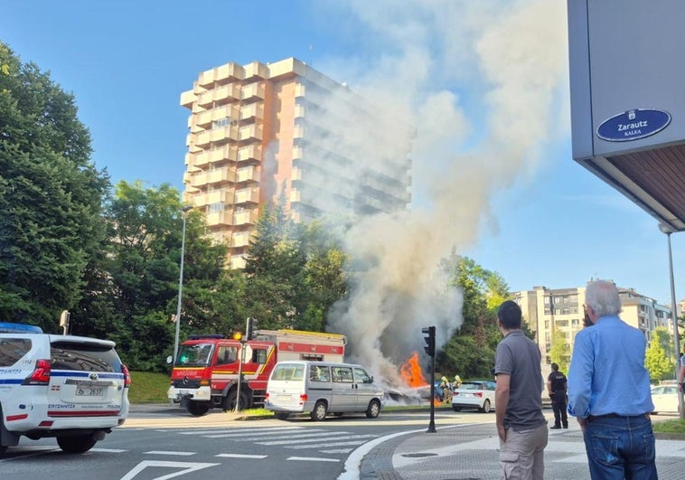 Bomberos tratan de sofocar las llamas de los coches calcinados en Lorea, Donostia.