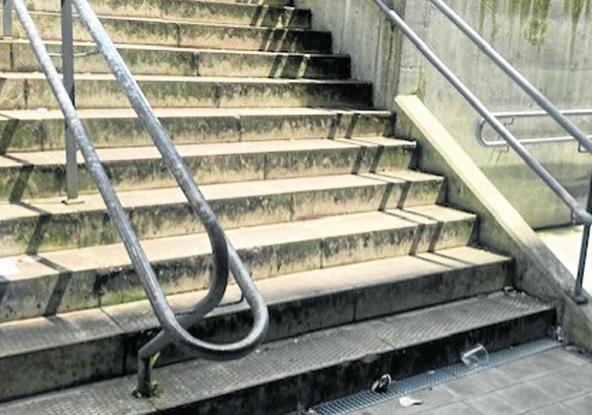 Sirimiri: mal estado de las escaleras en Anoeta