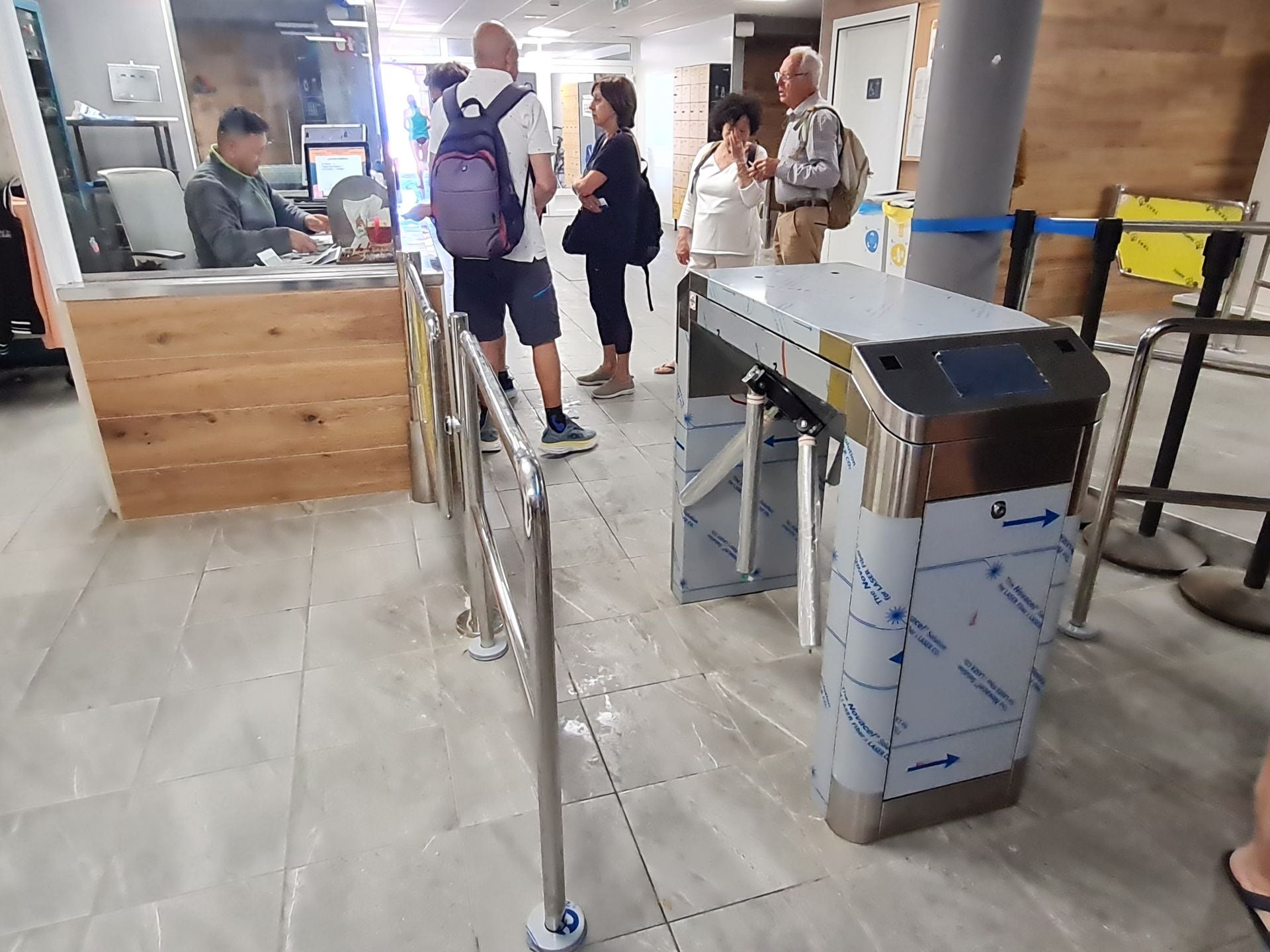 Imagen principal - Las cabinas de La Concha ya tienen instaladas las nuevas taquillas y tornos de acceso