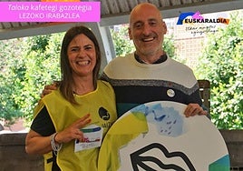 Edurne Mitxeo, de la cafetería-pastelería Taloka, e Iker Salaberria.