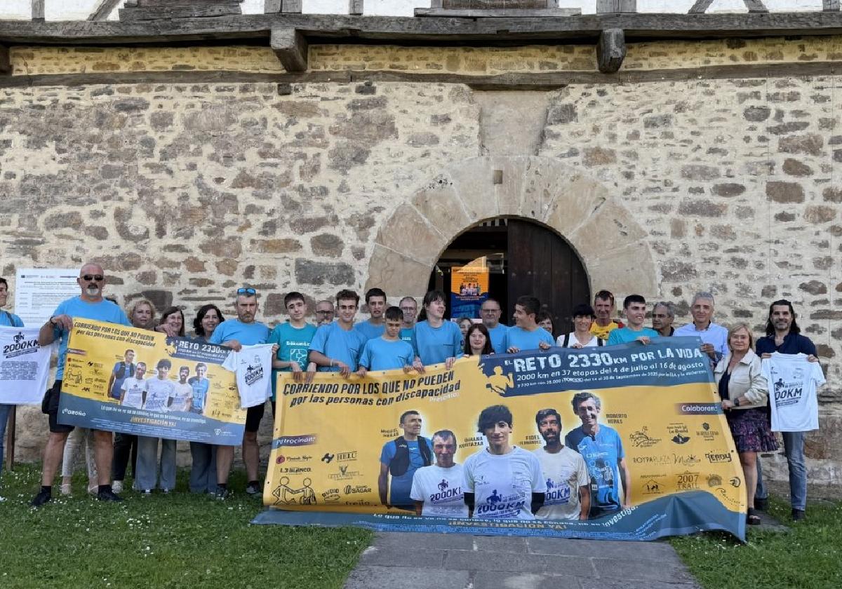 Miembros de Bakuntza y representantes municipales, junto a Magaldi y Kortazar durante la presentación.