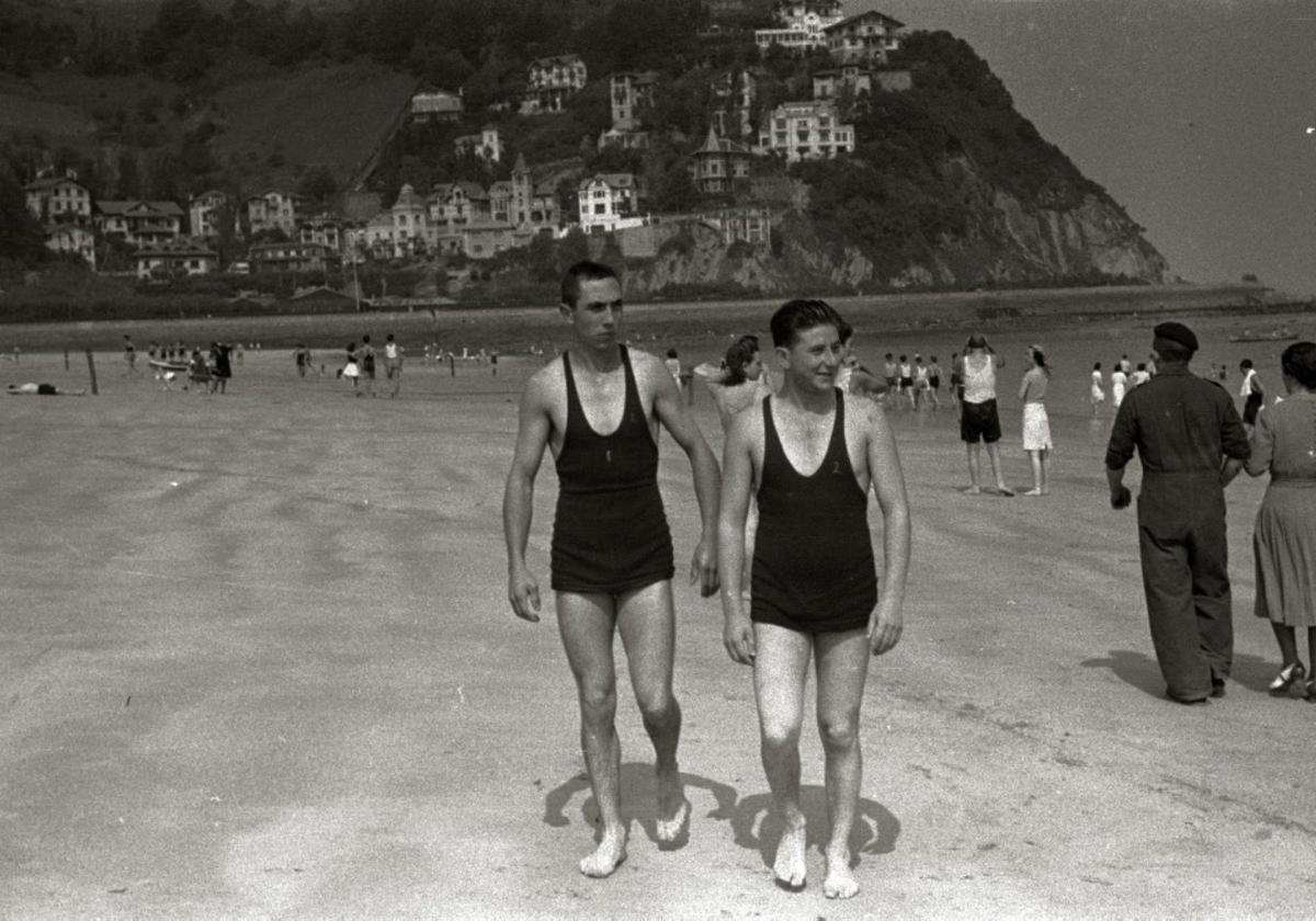 Dos bañistas masculinos muy tapados, en el año 1940.