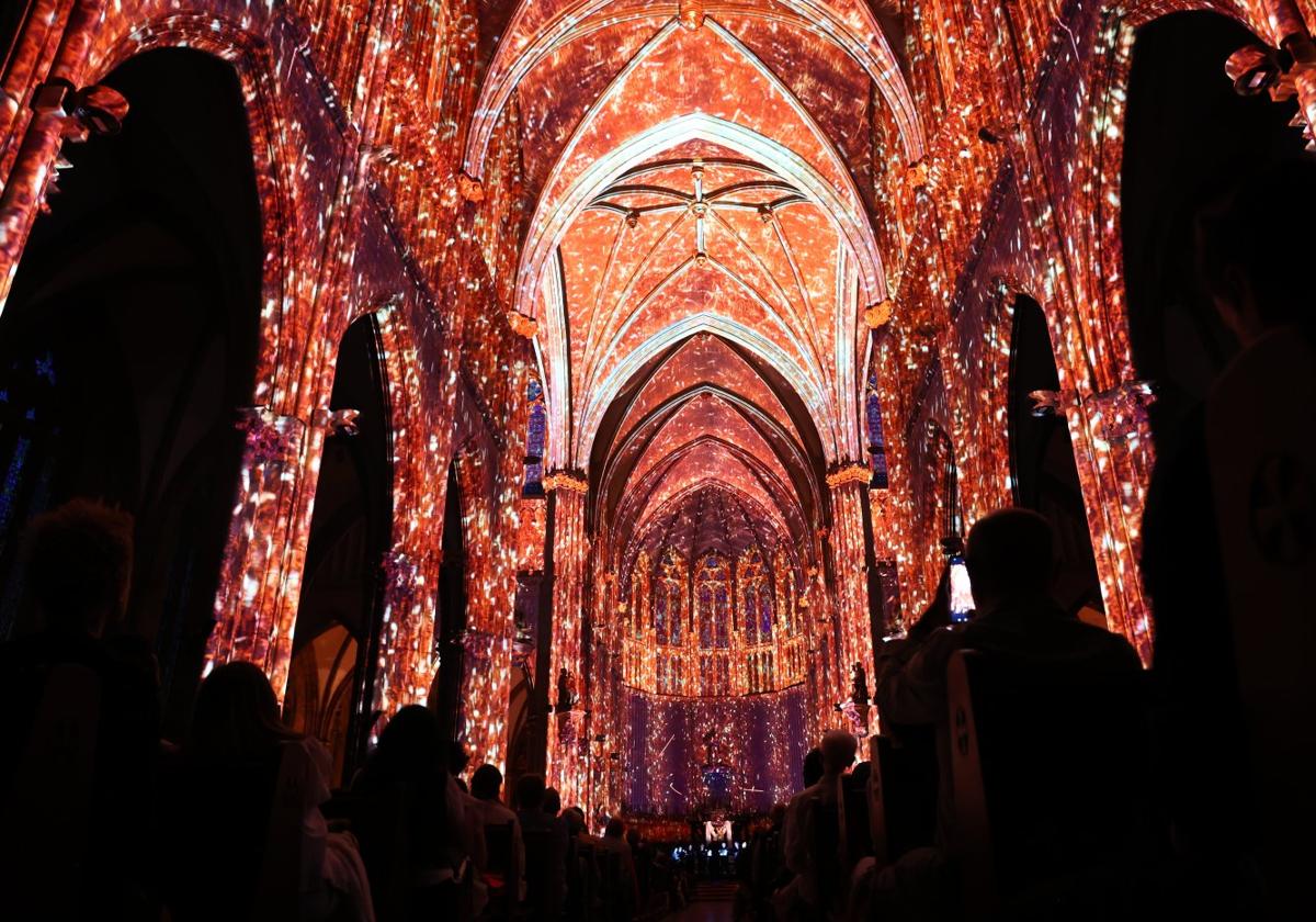Los juegos de luces originan imágenes insólitas en la catedral del Buen Pastor.