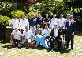 En la fila de arriba, Unai Laso, Ladis Galarza, Joxan Tolosa, Erik Jaka, Aimar Olaizola, Iñaki Gorostiza, Fernando Arretxe, Rubén Beloki y Kepa Badiola (CaixaBank). Abajo, Aitor Elordi, Patxi Ruiz, Iker Irribarria, Mikel Urrutikoetxea y el homenajeado Luciano Juaristi 'Atano X'.