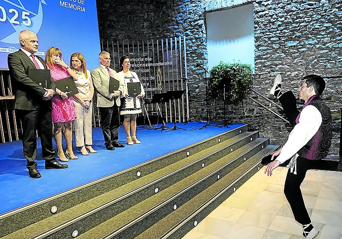 El emocionante aurresku, tras la entrega de los cuadernos.