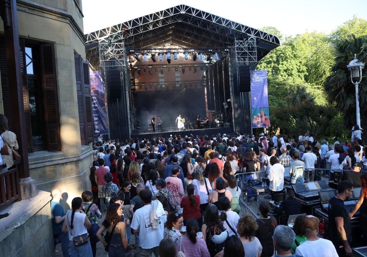 Imagen principal - Valeria Castro emociona y Rulo contagia energía en el crepúsculo festivo de Miramar