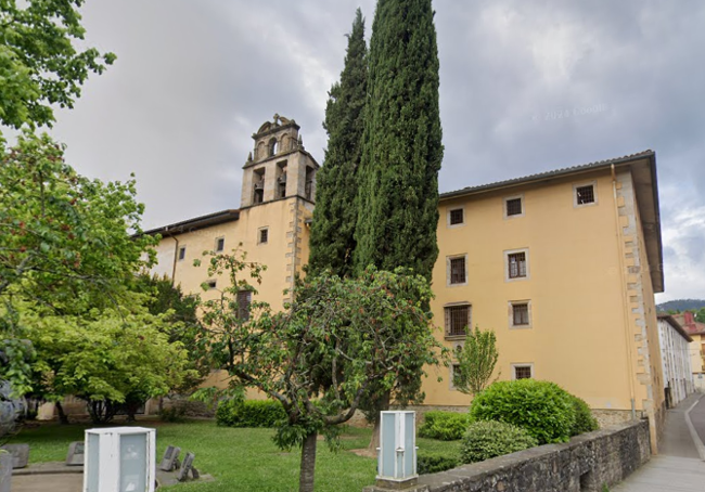 Fachada del edificio en Oñati.