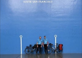 Ignacio y Raúl con sus bicicletas en un frontón en San Francisco.