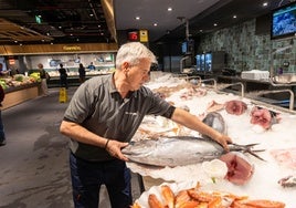 Iván Burgaña, colocando el bonito en su puesto de la pescadería Coro Sotero del mercado San Martín.