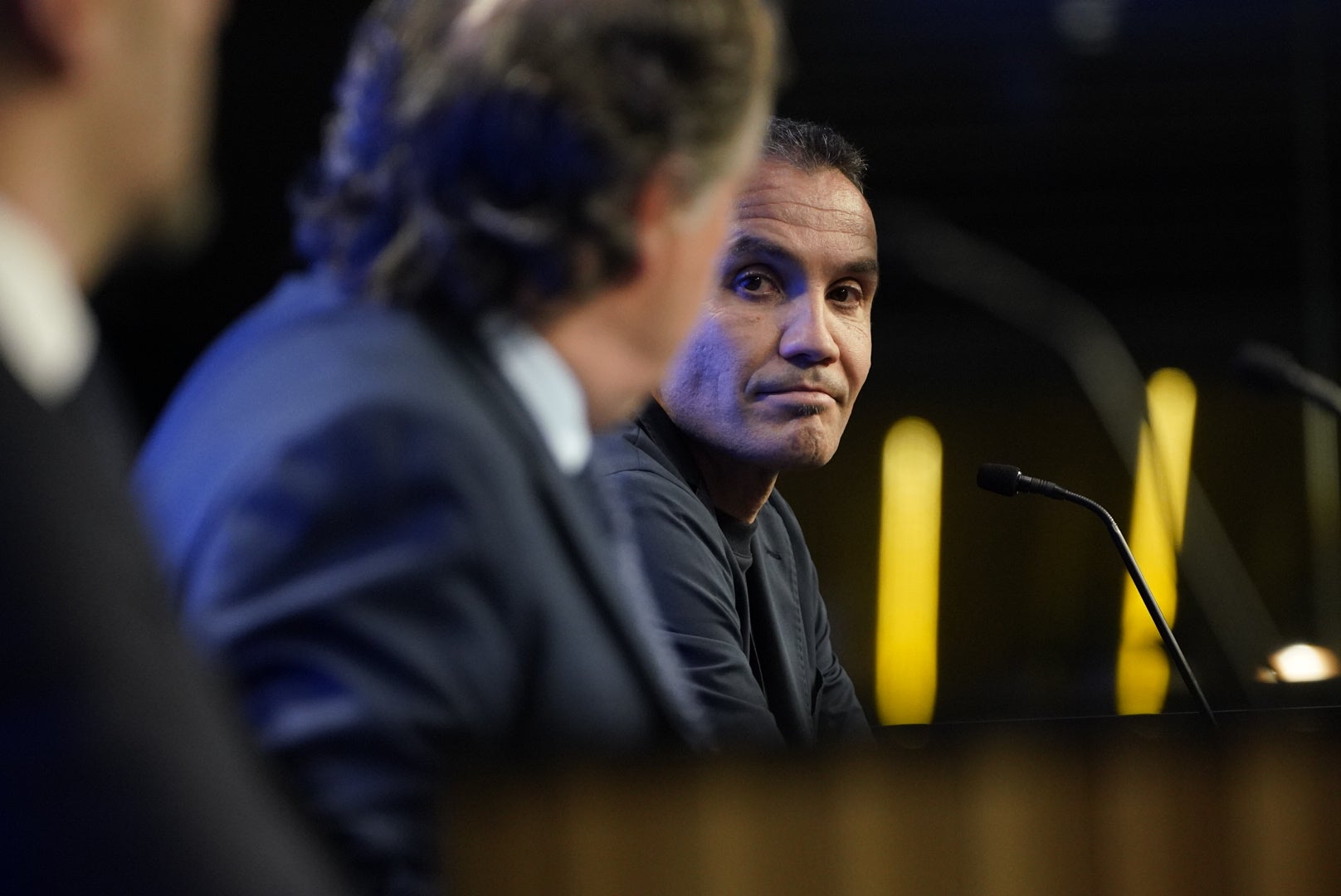 Sonrisas y complicidad en la presentación de Sergio y Bretos