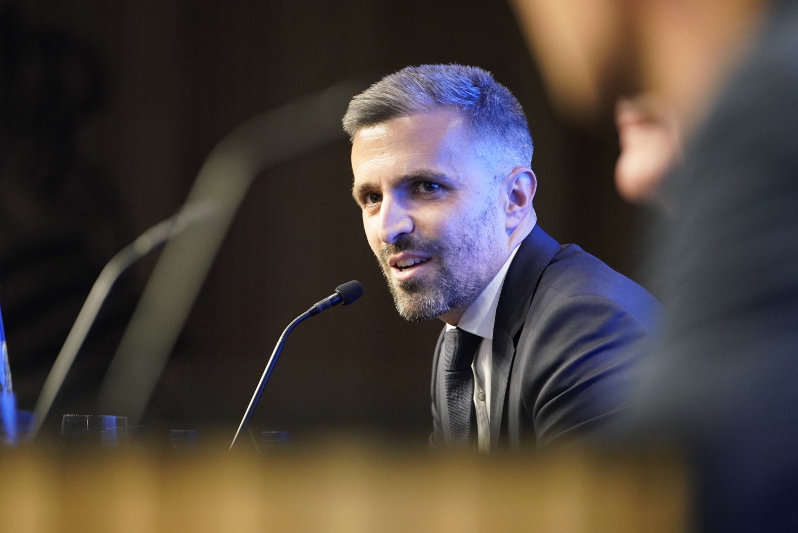 Sonrisas y complicidad en la presentación de Sergio y Bretos