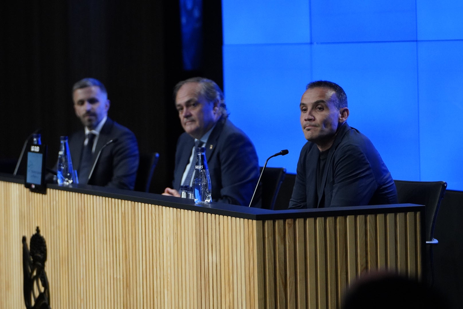 Sonrisas y complicidad en la presentación de Sergio y Bretos