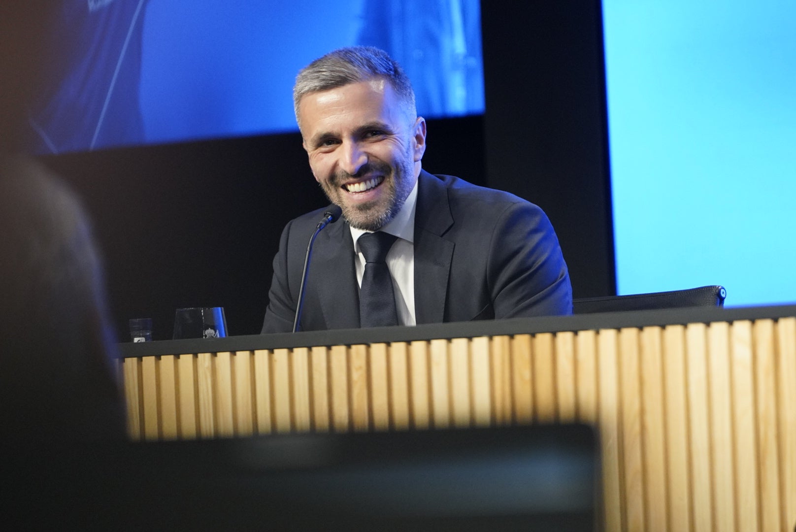 Sonrisas y complicidad en la presentación de Sergio y Bretos