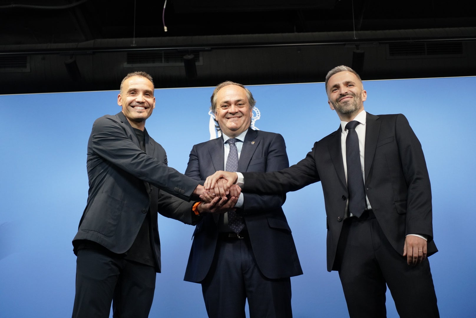 Sonrisas y complicidad en la presentación de Sergio y Bretos