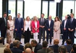 Autoridades del Gobierno Vasco, Diputación de Gipuzkoa y la patronal Adegi posan este jueves tras finalizar la asamblea anual en la sede de Fabrika.