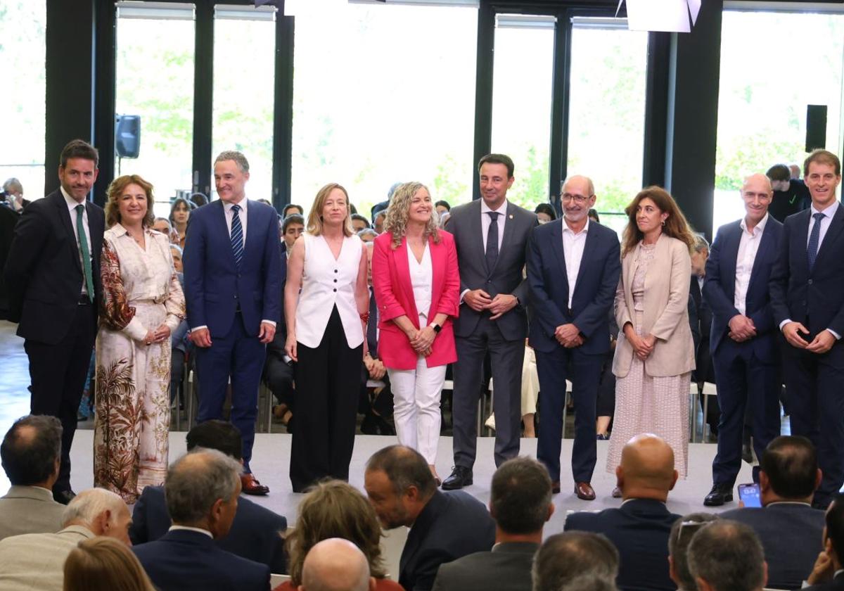 Autoridades del Gobierno Vasco, Diputación de Gipuzkoa y la patronal Adegi posan este jueves tras finalizar la asamblea anual en la sede de Fabrika.