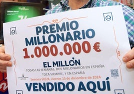 Imagen de archivo de un lotero sosteniendo el cartel del premio de 'El Millón',