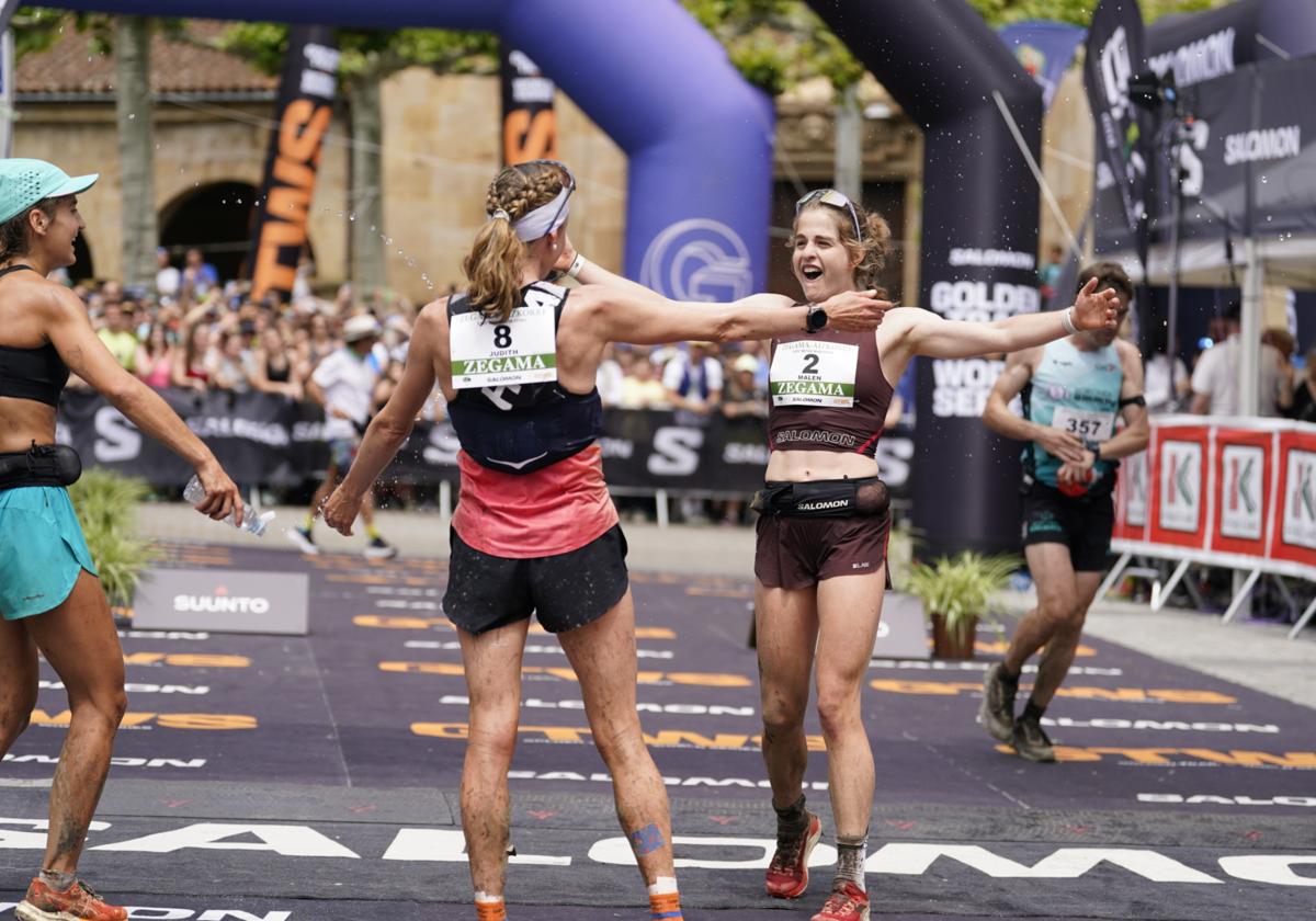 La oñatiarra Malen Ola se abraza con la suiza Judith Wyder en la llegada de Zegama.