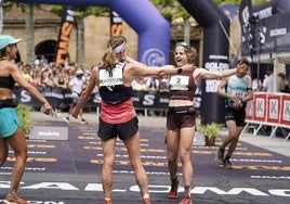 La oñatiarra Malen Ola se abraza con la suiza Judith Wyder en la llegada de Zegama.