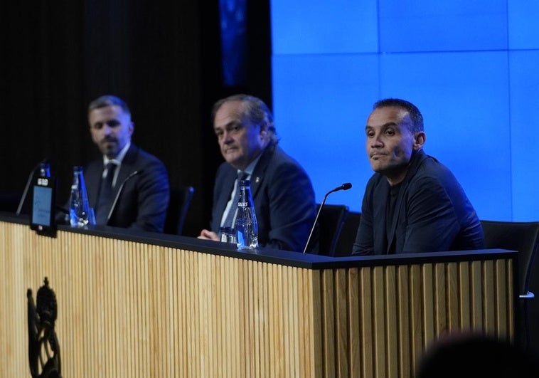 Jokin Aperribay junto a Bretos y Sergio durante su comparecencia en la sala de prensa del Reale Arena.