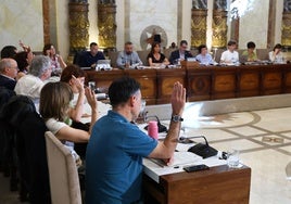 Los concejales de EH Bildu votan en contra de la ordenanza hoy en el Pleno.