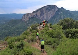 Mendizales en una travesía por el Pirineo organizada por la sociedad montañera.